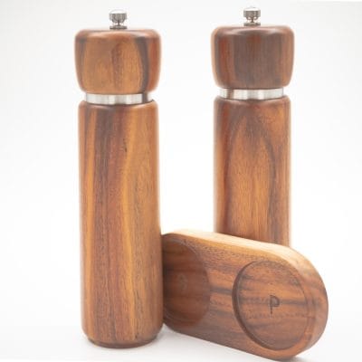 Salz- & Pfeffermühle aus Akazienholz mit Keramikmahlwerk und Holzbrett – natürlich wasserabweisend